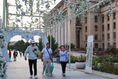 Almaty City Kazakistan 5 Eylül 2024. Almaty 'deki Arbat Bulvarı, Zhibek Zholy Pedestrian Caddesi. Panfilov Yürüyen Sokak