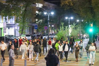 Almaty City Kazakistan 5 Eylül 2024. Almaty 'deki Arbat Bulvarı, Zhibek Zholy Pedestrian Caddesi. Panfilov Yürüyen Sokak