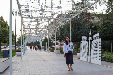Almaty City Kazakistan 5 Eylül 2024. Almaty 'deki Arbat Bulvarı, Zhibek Zholy Pedestrian Caddesi. Panfilov Yürüyen Sokak