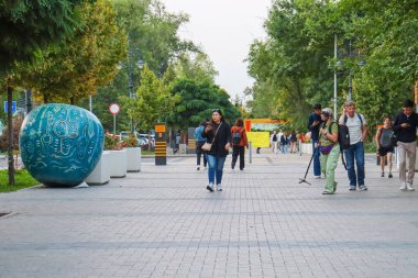 Almaty City Kazakistan 5 Eylül 2024. Almaty 'deki Arbat Bulvarı, Zhibek Zholy Pedestrian Caddesi. Panfilov Yürüyen Sokak