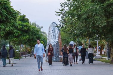 Almaty City Kazakistan 5 Eylül 2024. Almaty 'deki Arbat Bulvarı, Zhibek Zholy Pedestrian Caddesi. Panfilov Yürüyen Sokak