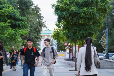 Almaty City Kazakistan 5 Eylül 2024. Almaty 'deki Arbat Bulvarı, Zhibek Zholy Pedestrian Caddesi. Panfilov Yürüyen Sokak