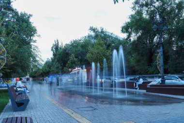 Almaty City Kazakistan 5 Eylül 2024. Almaty 'deki Arbat Bulvarı, Zhibek Zholy Pedestrian Caddesi. Panfilov Yürüyen Sokak