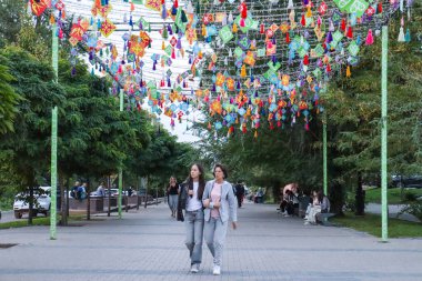Almaty City Kazakistan 5 Eylül 2024. Almaty 'deki Arbat Bulvarı, Zhibek Zholy Pedestrian Caddesi. Panfilov Yürüyen Sokak
