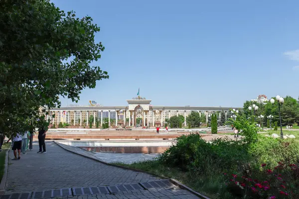Almaty City Kazakistan 9 Haziran 2024. Al Farabi Caddesi, Almaty 'deki Birinci Başkan Parkı.