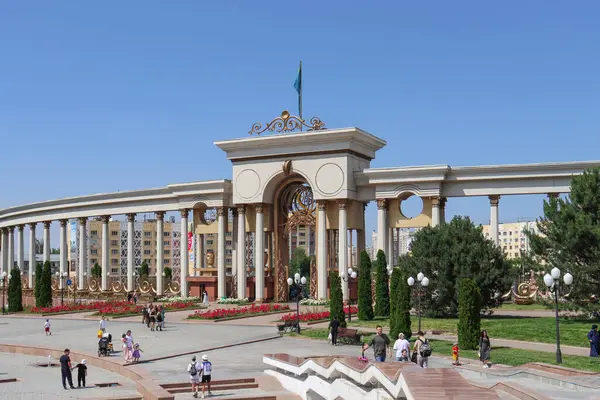 Almaty City Kazakistan 9 Haziran 2024. Al Farabi Caddesi, Almaty 'deki Birinci Başkan Parkı.