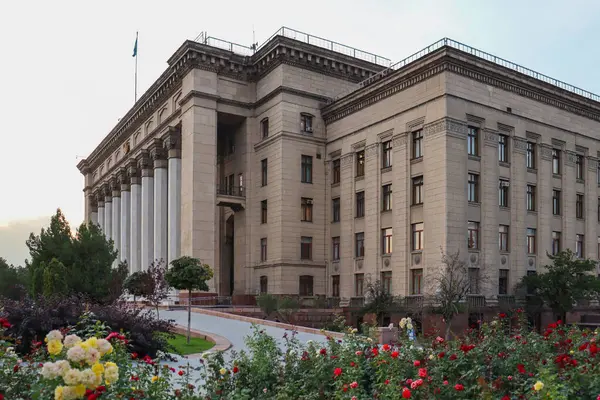 Almaty City Kazakistan 5 Eylül 2024. Almaty 'deki Arbat Bulvarı, Zhibek Zholy Pedestrian Caddesi. Panfilov Yürüyen Sokak