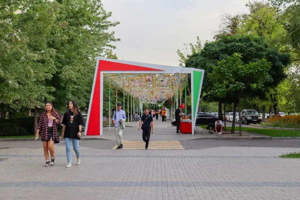 Almaty City Kazakistan 5 Eylül 2024. Almaty 'deki Arbat Bulvarı, Zhibek Zholy Pedestrian Caddesi. Panfilov Yürüyen Sokak