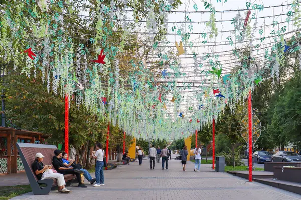Almaty City Kazakistan 5 Eylül 2024. Almaty 'deki Arbat Bulvarı, Zhibek Zholy Pedestrian Caddesi. Panfilov Yürüyen Sokak