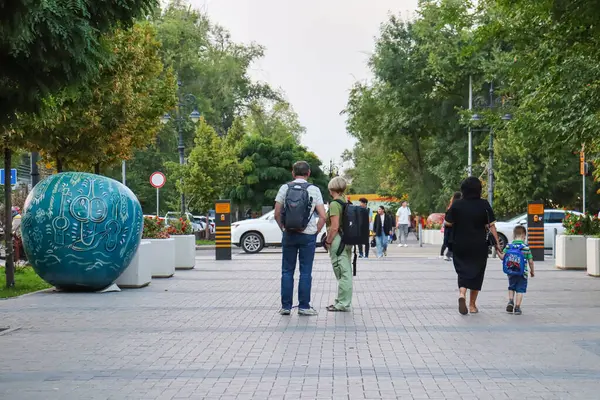 Almaty City Kazakistan 5 Eylül 2024. Almaty 'deki Arbat Bulvarı, Zhibek Zholy Pedestrian Caddesi. Panfilov Yürüyen Sokak
