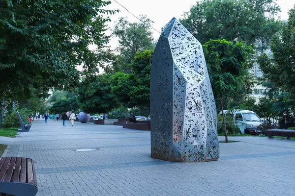Almaty City Kazakistan 5 Eylül 2024. Almaty 'deki Arbat Bulvarı, Zhibek Zholy Pedestrian Caddesi. Panfilov Yürüyen Sokak