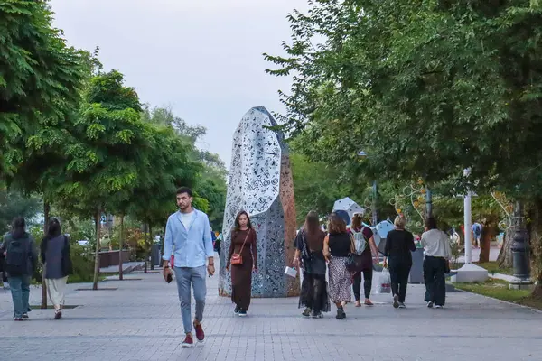 Almaty City Kazakistan 5 Eylül 2024. Almaty 'deki Arbat Bulvarı, Zhibek Zholy Pedestrian Caddesi. Panfilov Yürüyen Sokak