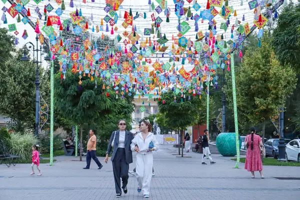 Almaty City Kazakistan 5 Eylül 2024. Almaty 'deki Arbat Bulvarı, Zhibek Zholy Pedestrian Caddesi. Panfilov Yürüyen Sokak