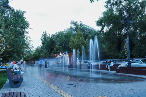 Almaty City Kazakistan 5 Eylül 2024. Almaty 'deki Arbat Bulvarı, Zhibek Zholy Pedestrian Caddesi. Panfilov Yürüyen Sokak