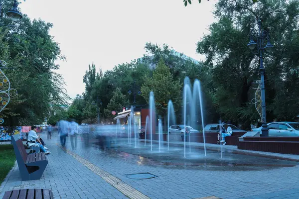 Almaty City Kazakistan 5 Eylül 2024. Almaty 'deki Arbat Bulvarı, Zhibek Zholy Pedestrian Caddesi. Panfilov Yürüyen Sokak