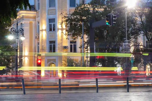 Almaty City Kazakistan 5 Eylül 2024. Almaty 'deki Arbat Bulvarı, Zhibek Zholy Pedestrian Caddesi. Panfilov Yürüyen Sokak