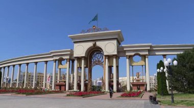 Almaty City Kazakistan, Timelapse Video, 9 Haziran 2024. Al Farabi Caddesi, Almaty 'deki Birinci Başkan Parkı.
