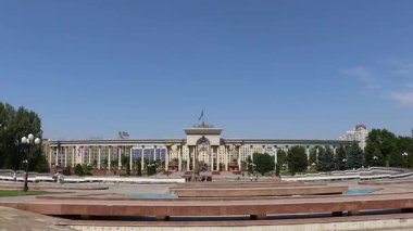 Almaty City Kazakistan, Timelapse Video, 9 Haziran 2024. Al Farabi Caddesi, Almaty 'deki Birinci Başkan Parkı.