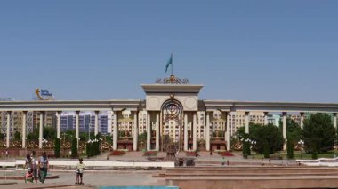 Almaty City Kazakistan 9 Haziran 2024. Al Farabi Caddesi, Almaty 'deki Birinci Başkan Parkı.