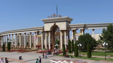 Almaty City Kazakistan 9 Haziran 2024. Al Farabi Caddesi, Almaty 'deki Birinci Başkan Parkı.