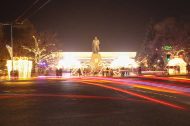 Almaty City Kazakistan 28 Aralık 2024. Şehrin ana meydanında yeni yıl kutlaması.