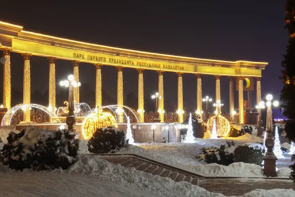 Almaty City Kazakistan 24 Aralık 2024. Yeni yıl kutlaması. First President's Park