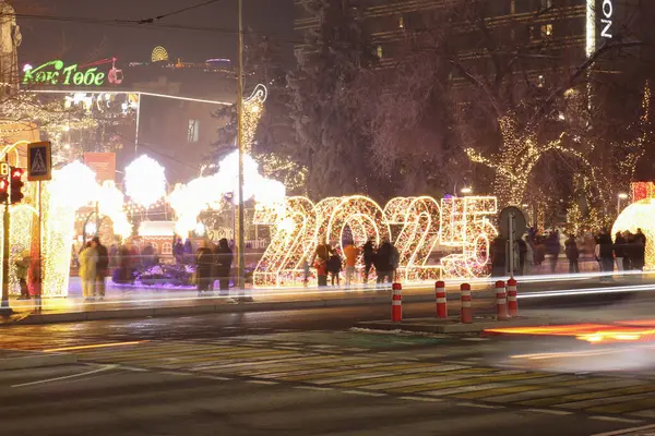 Almaty City Kazakistan 28 Aralık 2024. Şehrin ana meydanında yeni yıl kutlaması.