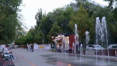 Almaty City Kazakistan, Timelapse Video, 5 Eylül 2024. Almaty 'deki Arbat Bulvarı, Zhibek Zholy Pedestrian Caddesi. Panfilov Yürüyen Sokak