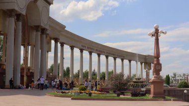 Almaty City Kazakistan 21 Temmuz 2024. Al Farabi Caddesi, Almaty 'deki Birinci Başkan Parkı.