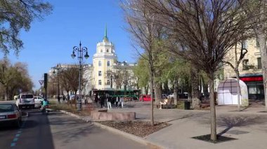 Almaty City Kazakistan Zaman Kaydı 6 Nisan 2025. Almaty 'deki Arbat Bulvarı, Zhibek Zholy Pedestrian Caddesi. Panfilov Yürüyen Sokak