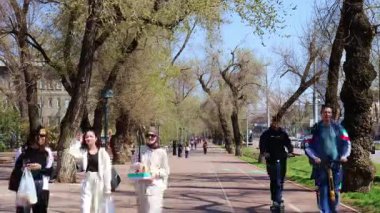 Almaty City Kazakistan Zaman Kaydı 6 Nisan 2025. Almaty 'deki Abay Bulvarı