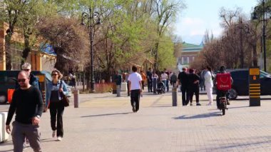 Almaty City Kazakistan 6 Nisan 2025. Abay Opera Binası manzarası. Almaty 'deki Arbat Bulvarı, Zhibek Zholy Caddesi. Panfilov Yürüyen Sokak