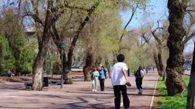 Almaty City Kazakistan Zaman Kaydı 6 Nisan 2025. Almaty 'deki Abay Bulvarı