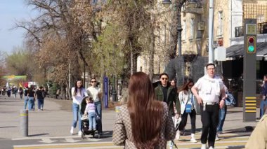 Almaty City Kazakistan 6 Nisan 2025. Abay Opera Binası manzarası. Almaty 'deki Arbat Bulvarı, Zhibek Zholy Caddesi. Panfilov Yürüyen Sokak