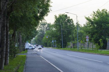 Almaty City Kazakistan 25 Mayıs 2025. Almaty 'deki Sadykov Caddesi.