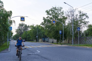 Almaty City Kazakistan 25 Mayıs 2025. Almaty 'deki Sadykov Caddesi.