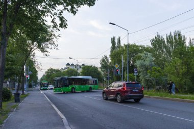 Almaty City Kazakistan 25 Mayıs 2025. Almaty 'deki Sadykov Caddesi.