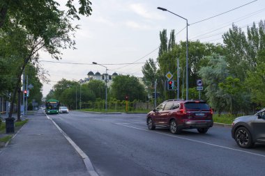 Almaty City Kazakistan 25 Mayıs 2025. Almaty 'deki Sadykov Caddesi.