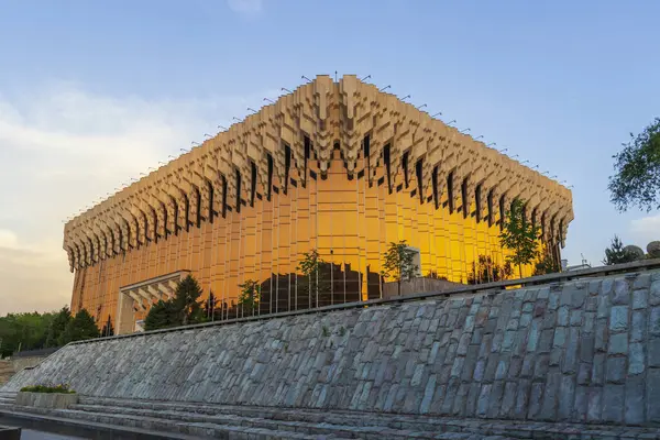 Almaty City Kazakistan 17 Mayıs 2025. Cumhuriyet Meydanı, Almaty 'deki Donanım Stüdyosu Kompleksi (ASK-2)