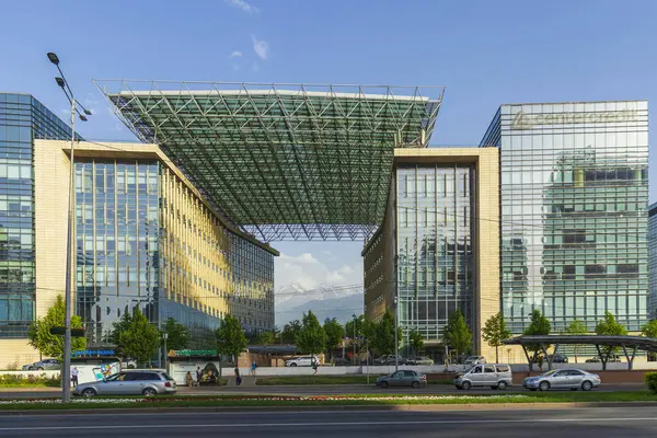 Almaty City Kazakistan 17 Mayıs 2025. Al Farabi Bulvarı