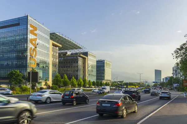 Almaty City Kazakistan 17 Mayıs 2025. Al Farabi Bulvarı