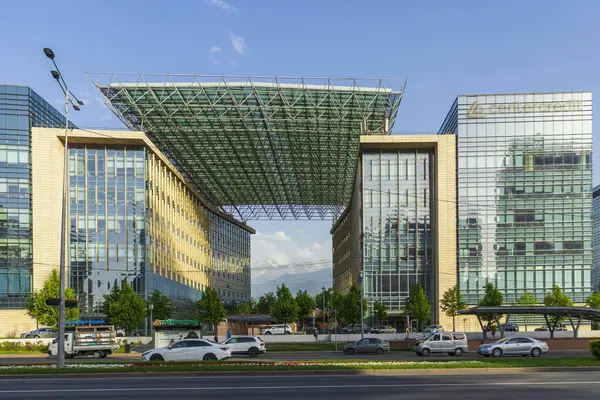 Almaty City Kazakistan 17 Mayıs 2025. Al Farabi Bulvarı