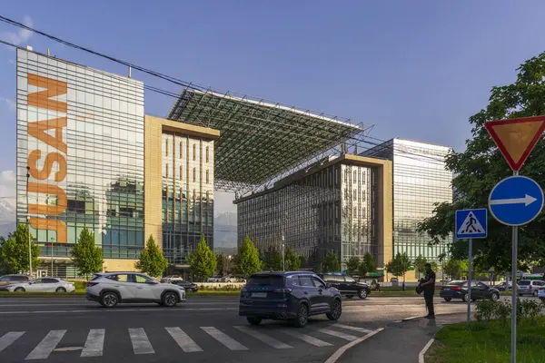 Almaty City Kazakistan 17 Mayıs 2025. Al Farabi Bulvarı