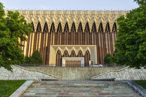 Almaty City Kazakistan 17 Mayıs 2025. Cumhuriyet Meydanı, Almaty 'deki Donanım Stüdyosu Kompleksi (ASK-2)