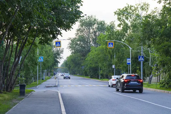 Almaty City Kazakistan 25 Mayıs 2025. Almaty 'deki Sadykov Caddesi.