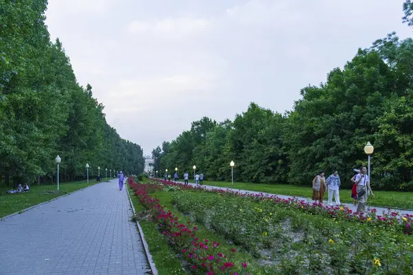 Almaty City Kazakistan 25 Mayıs 2025. Al Farabi Caddesi, Almaty 'deki Birinci Başkan Parkı.