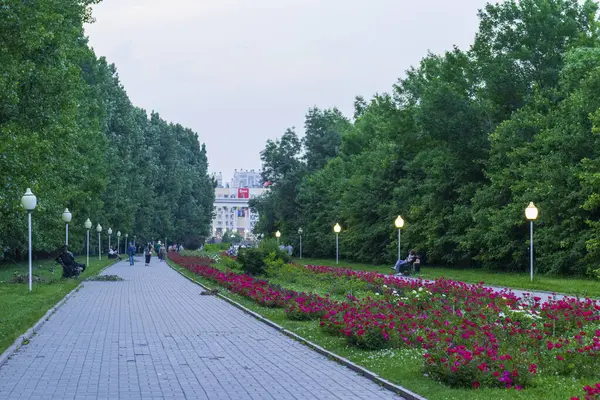 Almaty City Kazakistan 25 Mayıs 2025. Al Farabi Caddesi, Almaty 'deki Birinci Başkan Parkı.