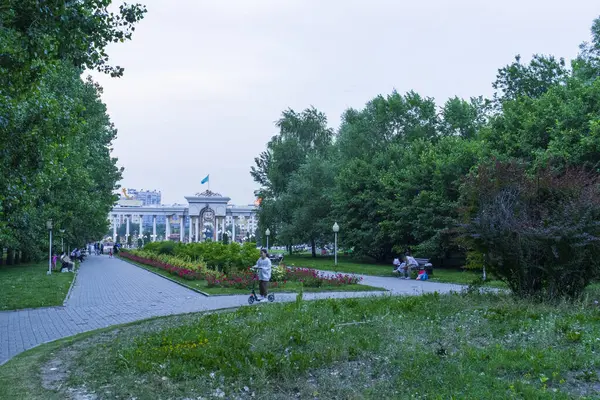 Almaty City Kazakistan 25 Mayıs 2025. Al Farabi Caddesi, Almaty 'deki Birinci Başkan Parkı.
