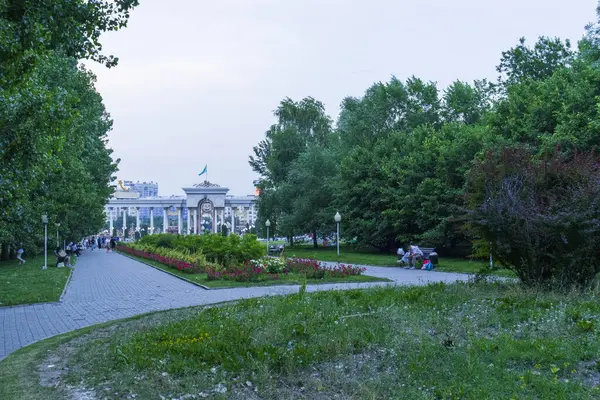 Almaty City Kazakistan 25 Mayıs 2025. Almaty 'deki Sadykov Caddesi.