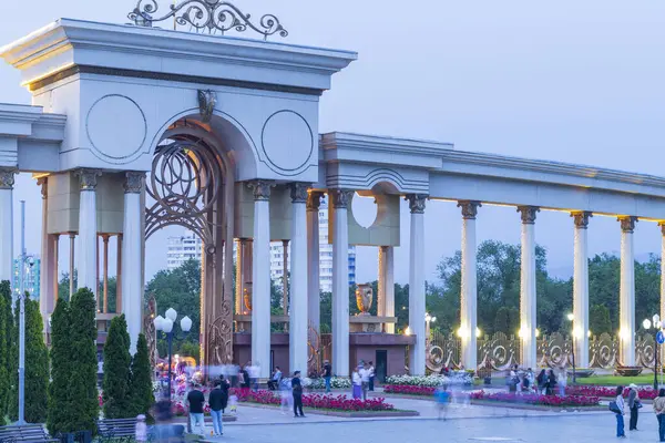 Almaty City Kazakistan 25 Mayıs 2025. Al Farabi Caddesi, Almaty 'deki Birinci Başkan Parkı.